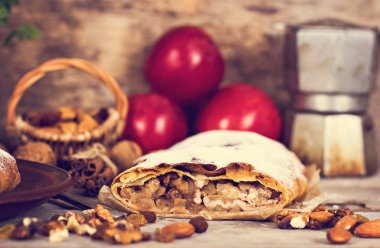 Elma ve fındık ile Strudel.