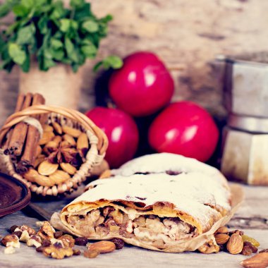Elma ve fındık ile Strudel.