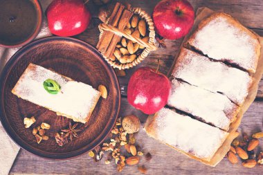 Elma ve fındık ile Strudel.