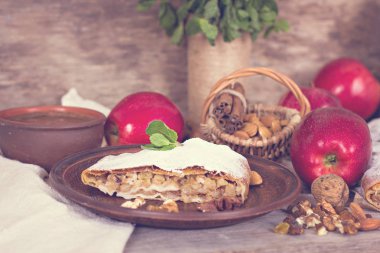 Elma ve fındık ile Strudel.