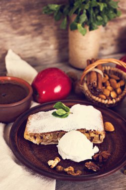 Elma ve fındık ile Strudel.