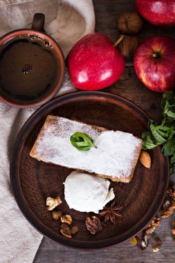 Elma ve fındık ile Strudel.