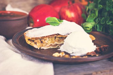 Elma ve fındık ile Strudel.