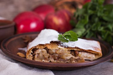 Elma ve fındık ile Strudel.
