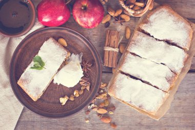 Elma ve fındık ile Strudel.