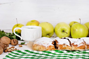 Elma ve fındık ile Strudel.