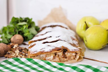 Elma ve fındık ile Strudel.