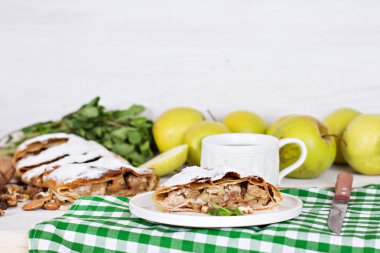 Elma ve fındık ile Strudel.