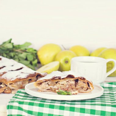 Elma ve fındık ile Strudel.