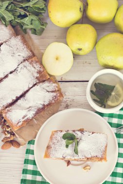 Elma ve fındık ile Strudel.