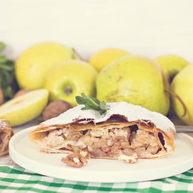 Elma ve fındık ile Strudel.