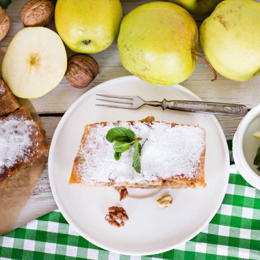 Elma ve fındık ile Strudel.