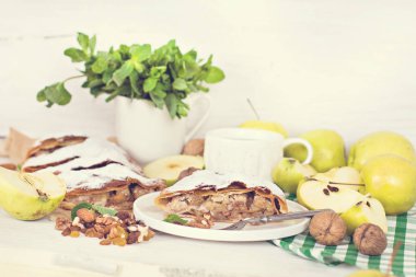Elma ve fındık ile Strudel.