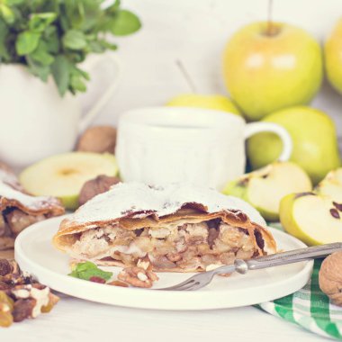 Elma ve fındık ile Strudel.