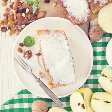 Elma ve fındık ile Strudel.