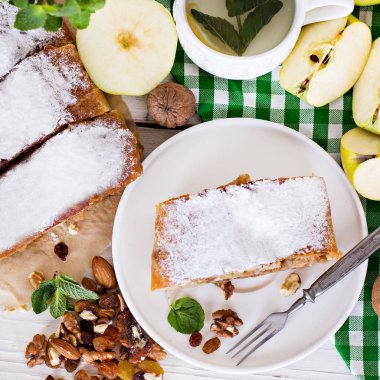 Elma ve fındık ile Strudel.