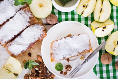 Elma ve fındık ile Strudel.