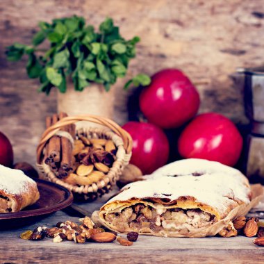 Elma ve fındık ile Strudel.