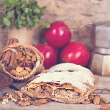 Elma ve fındık ile Strudel.