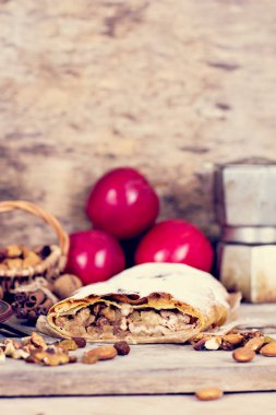 Elma ve fındık ile Strudel.