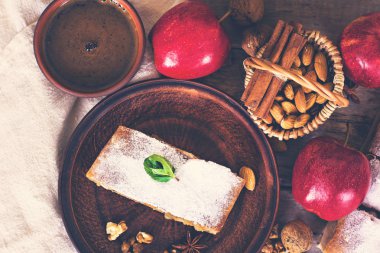 Elma ve fındık ile Strudel.