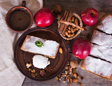 Elma ve fındık ile Strudel.