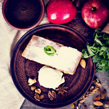 Elma ve fındık ile Strudel.