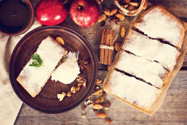 Elma ve fındık ile Strudel.