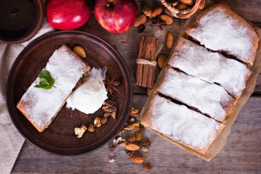 Elma ve fındık ile Strudel.