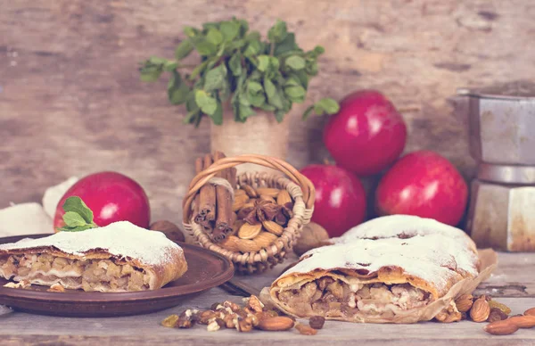 Strudel mit Äpfeln und Nüssen. — Stockfoto