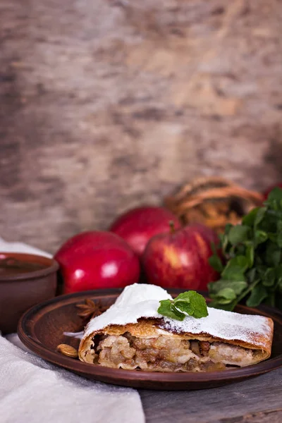Strudel con manzanas y frutos secos . —  Fotos de Stock