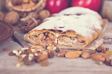 Elma ve fındık ile Strudel.