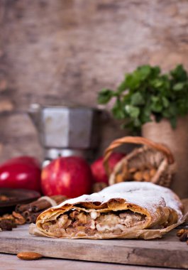 Elma ve fındık ile Strudel.