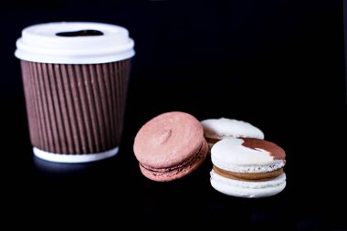 Çok renkli kurabiye ve kahve