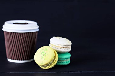 Çok renkli kurabiye ve kahve