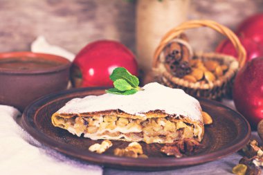 Elma ve fındık ile Strudel.