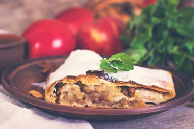 Elma ve fındık ile Strudel.