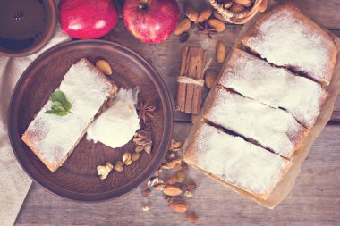 Elma ve fındık ile Strudel.