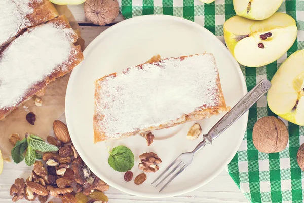 Elma ve fındık ile Strudel.