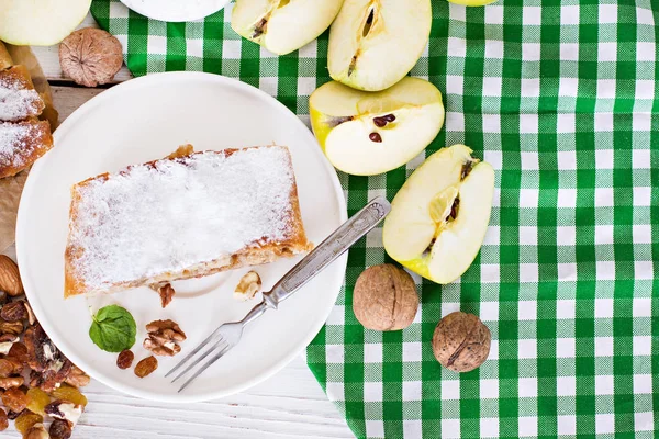 Strudel con manzanas y frutos secos . — Foto de Stock