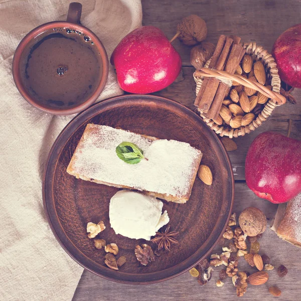 Strudel mit Äpfeln und Nüssen. — Stockfoto