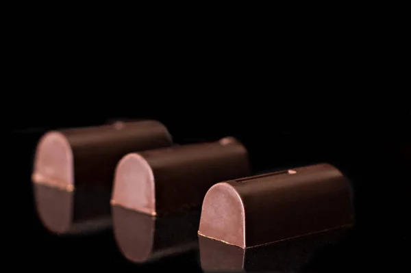 Шоколадні цукерки на чорному — стокове фото