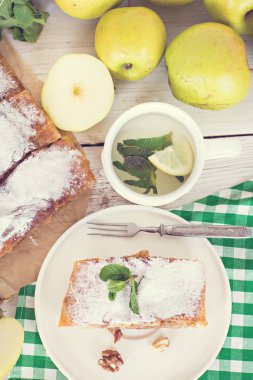 Elma ve fındık ile Strudel.