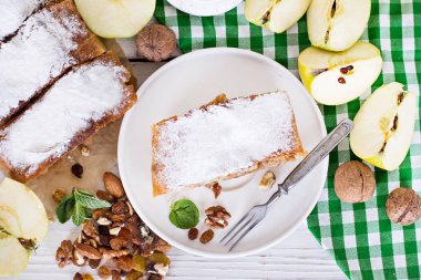 Elma ve fındık ile Strudel.