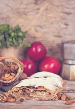 Elma ve fındık ile Strudel.