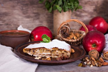 Elma ve fındık ile Strudel.