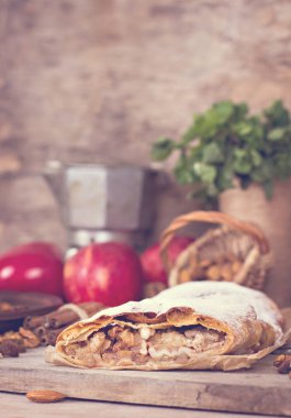 Elma ve fındık ile Strudel.