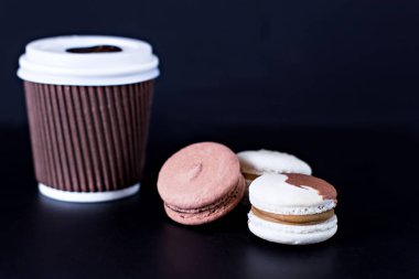 Çok renkli kurabiye ve kahve