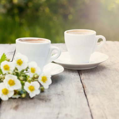 espresso ve bahar çiçekleri