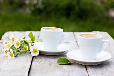 espresso ve bahar çiçekleri